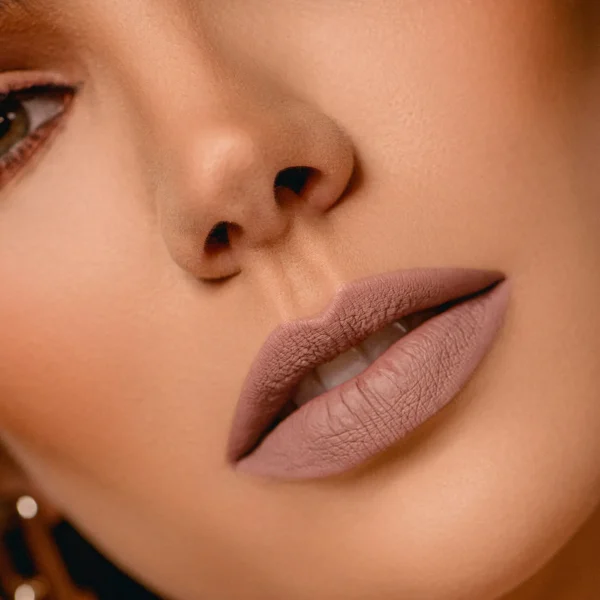 VELVET CARAMEL APLICADO MATTE LIP COLOR THE NUDE ELIXIR
